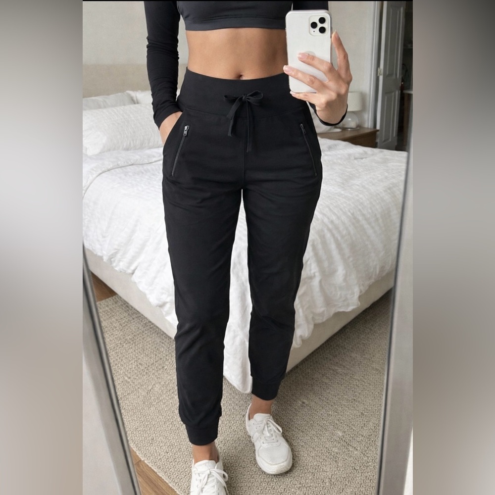 Athleta Cruise Jogger in Powervita Size M (Dark Charcoal Gray)